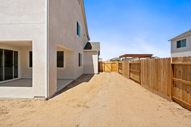 744 S Apple Street, Dinuba, CA 93618