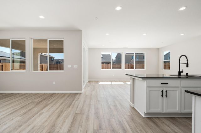 744 S Apple Street, Dinuba, CA 93618