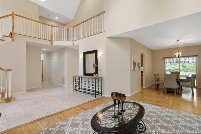 5 Mill Race, Hampton Bays, NY 11946