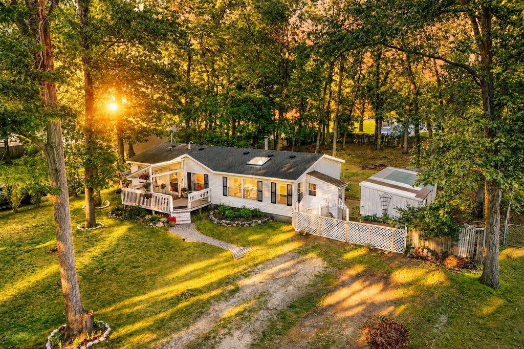 1705 Archwood Drive, Wayland, MI 49348