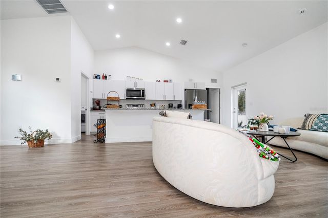 8031 SANDY CIR, Labelle, FL 33935