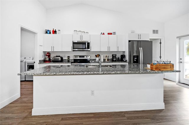 8031 SANDY CIR, Labelle, FL 33935