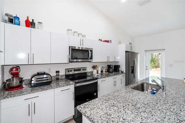 8031 SANDY CIR, Labelle, FL 33935