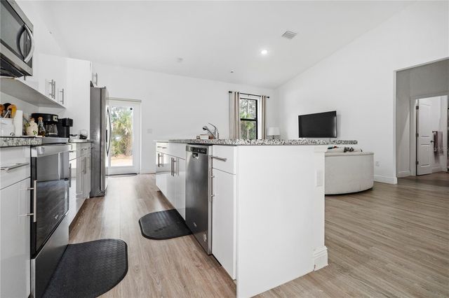 8031 SANDY CIR, Labelle, FL 33935