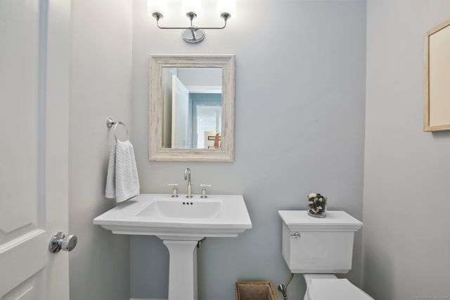 39 Wedgemere Road, Stamford, CT 06905