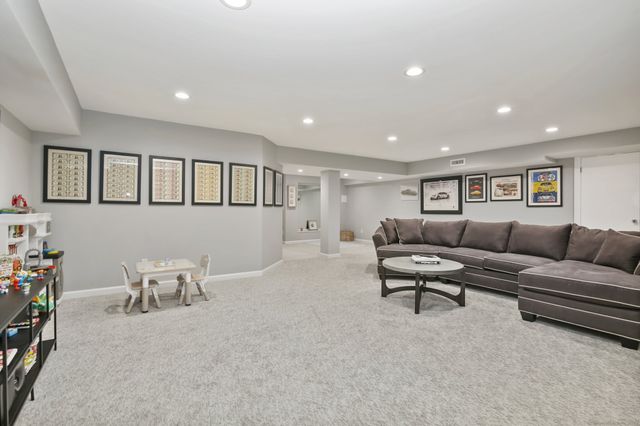 39 Wedgemere Road, Stamford, CT 06905