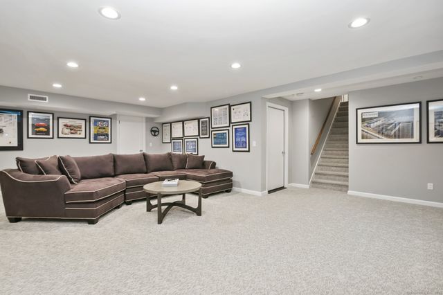 39 Wedgemere Road, Stamford, CT 06905