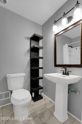 2322 Perth Dr, Louisville, KY 40216