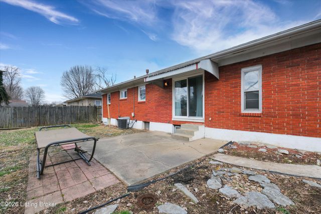 2322 Perth Dr, Louisville, KY 40216