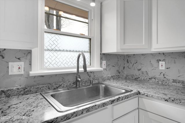 2322 Perth Dr, Louisville, KY 40216