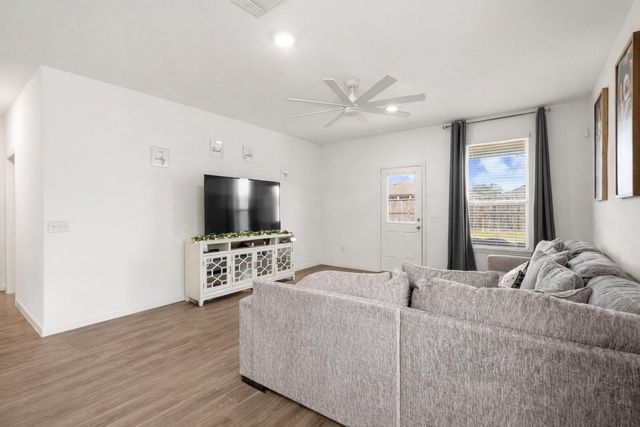 8218 Wave Arbor Drive, Cypress, TX 77433