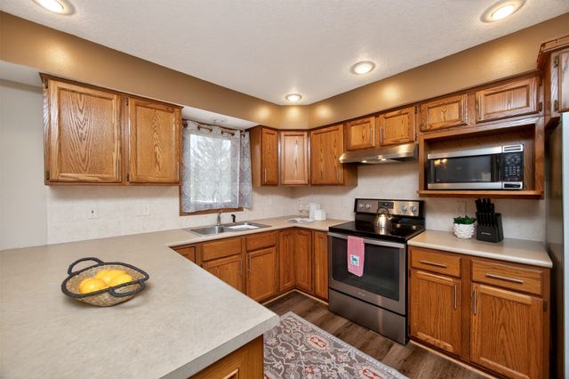 6837 Mill Pond Drive, Urbandale, IA 50322