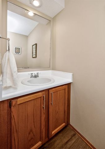 6837 Mill Pond Drive, Urbandale, IA 50322