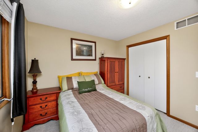 6837 Mill Pond Drive, Urbandale, IA 50322