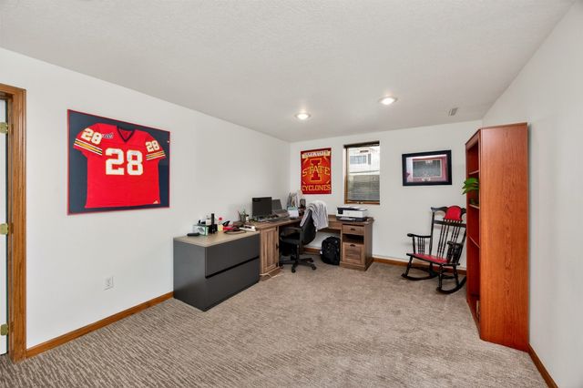 6837 Mill Pond Drive, Urbandale, IA 50322