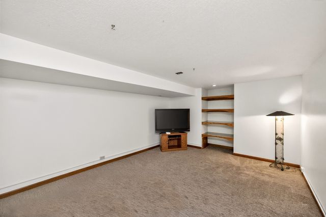 6837 Mill Pond Drive, Urbandale, IA 50322