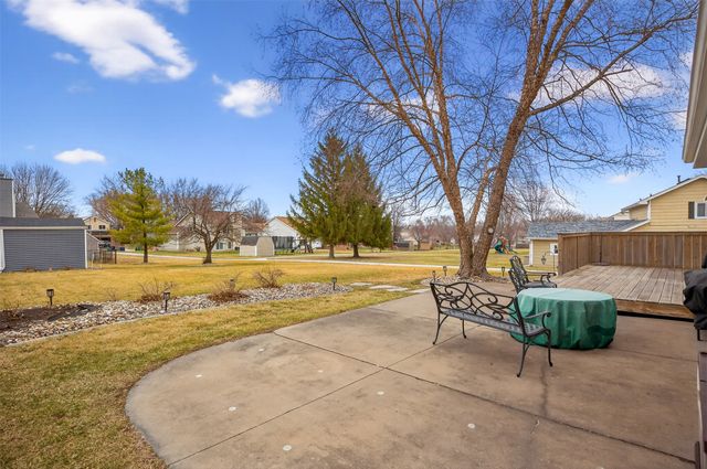 6837 Mill Pond Drive, Urbandale, IA 50322