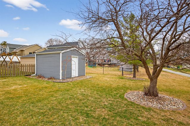 6837 Mill Pond Drive, Urbandale, IA 50322