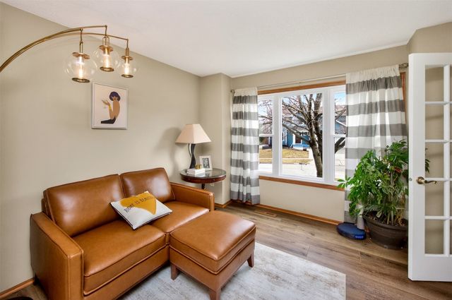 6837 Mill Pond Drive, Urbandale, IA 50322