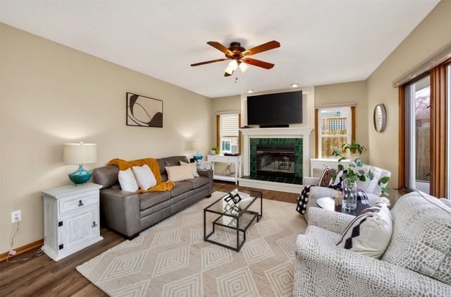 6837 Mill Pond Drive, Urbandale, IA 50322