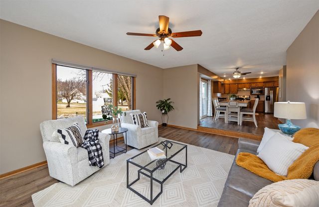 6837 Mill Pond Drive, Urbandale, IA 50322