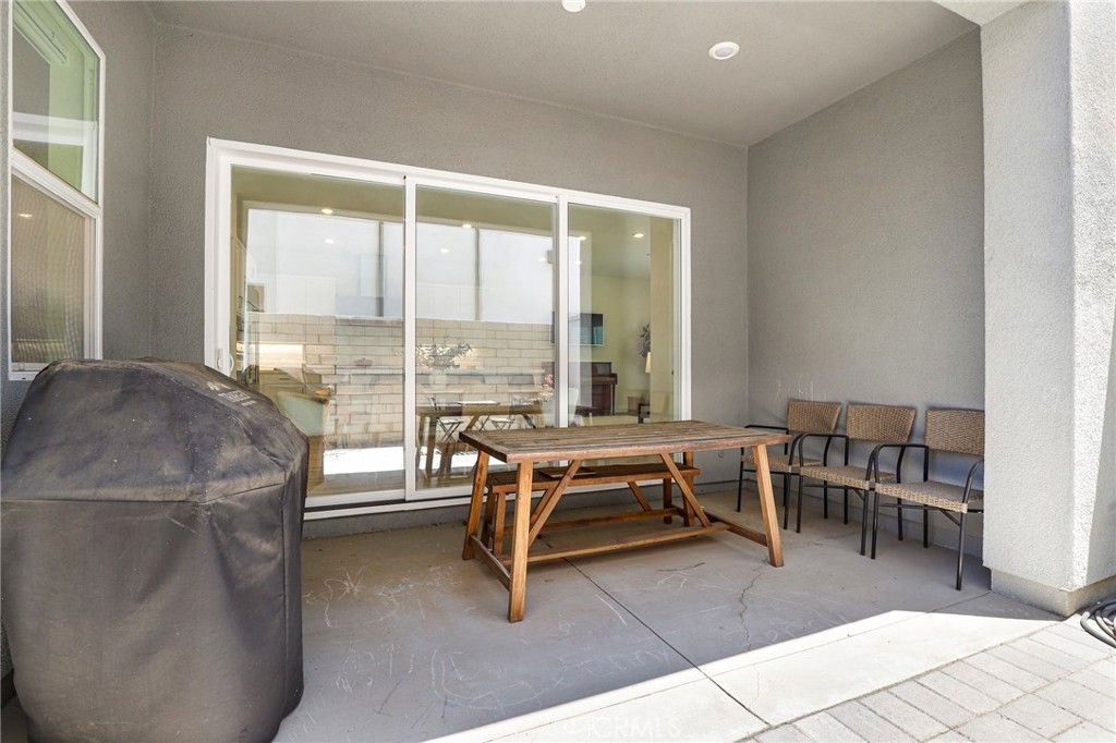 Image 32 of property listing at 27512 Golden Currant Place, Valencia, CA 91381