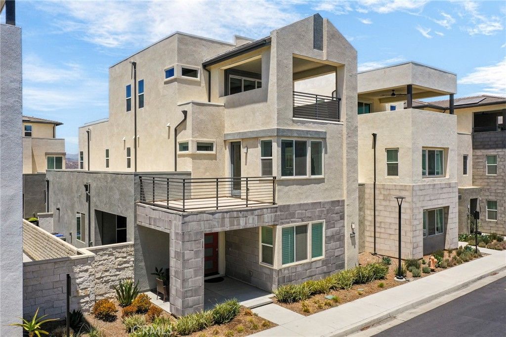 Image 34 of property listing at 27512 Golden Currant Place, Valencia, CA 91381