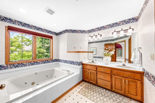N102W16808 Bittersweet TRAIL, Germantown, WI 53022