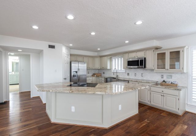 915 Tiki Drive, Tiki Island, TX 77554