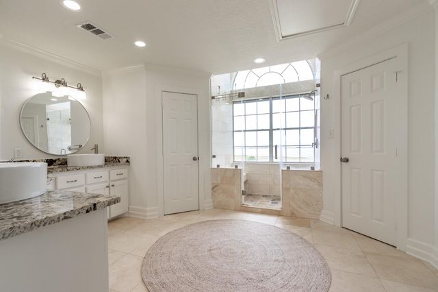 915 Tiki Drive, Tiki Island, TX 77554
