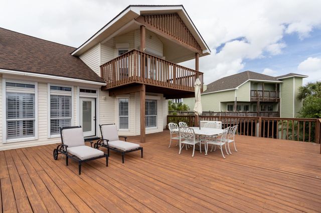 915 Tiki Drive, Tiki Island, TX 77554