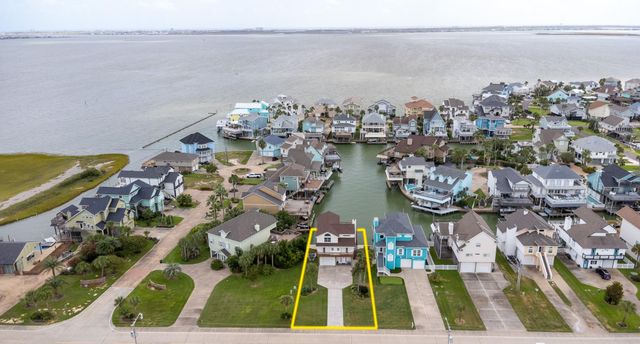 915 Tiki Drive, Tiki Island, TX 77554
