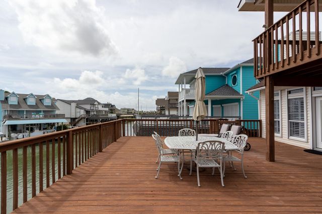 915 Tiki Drive, Tiki Island, TX 77554