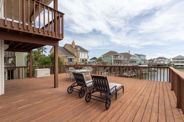 915 Tiki Drive, Tiki Island, TX 77554