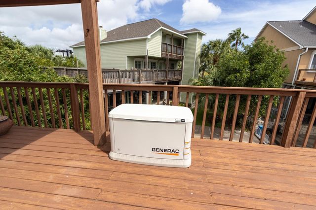 915 Tiki Drive, Tiki Island, TX 77554