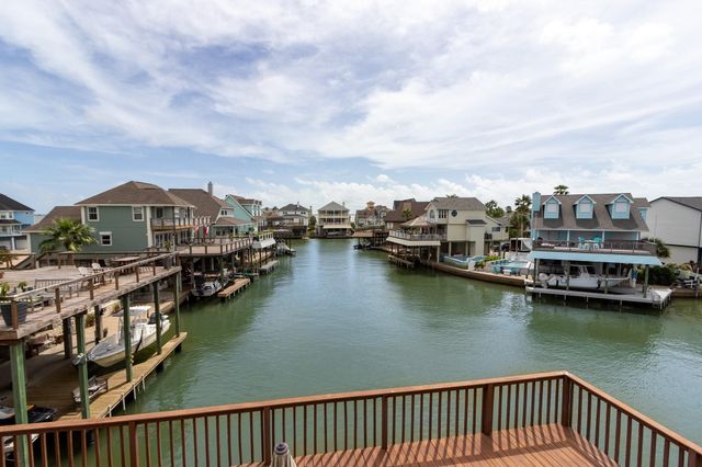 915 Tiki Drive, Tiki Island, TX 77554