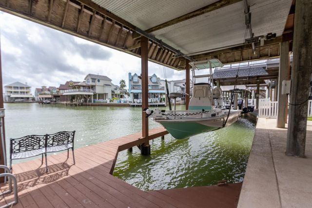 915 Tiki Drive, Tiki Island, TX 77554