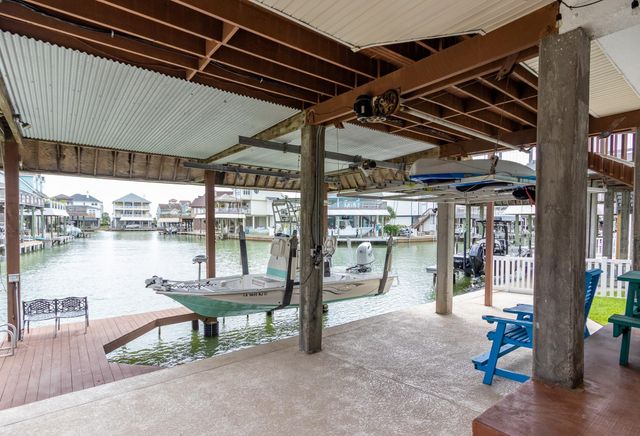 915 Tiki Drive, Tiki Island, TX 77554