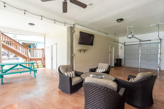 915 Tiki Drive, Tiki Island, TX 77554