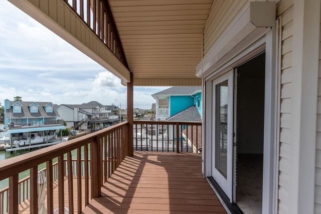 915 Tiki Drive, Tiki Island, TX 77554