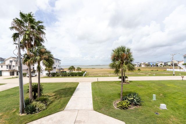 915 Tiki Drive, Tiki Island, TX 77554