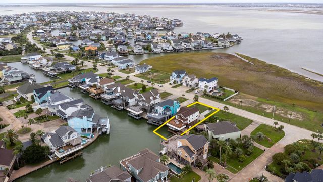 915 Tiki Drive, Tiki Island, TX 77554