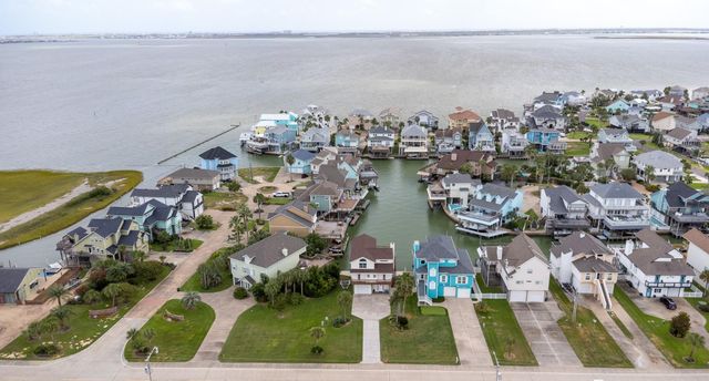 915 Tiki Drive, Tiki Island, TX 77554