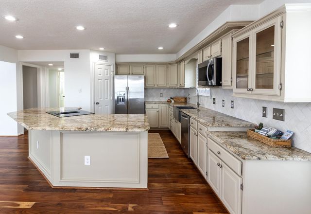 915 Tiki Drive, Tiki Island, TX 77554