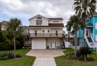915 Tiki Drive, Tiki Island, TX 77554