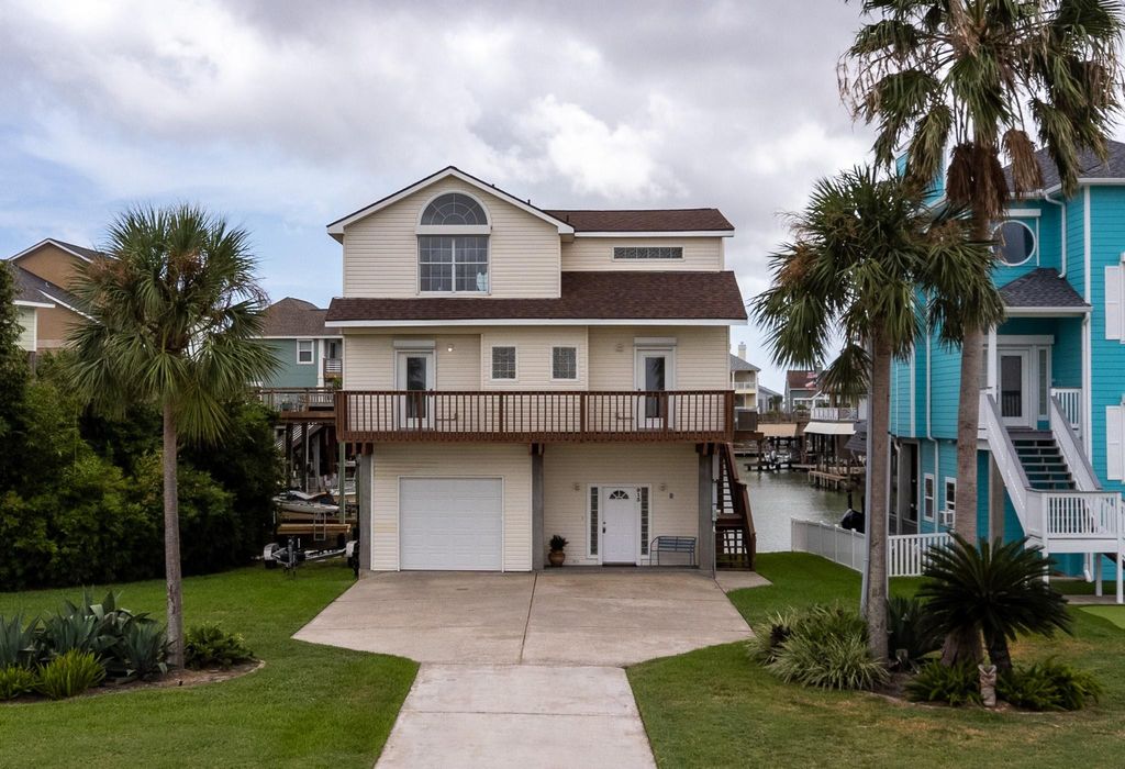 915 Tiki Drive, Tiki Island, TX 77554