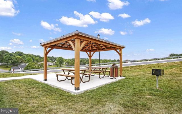 112 PADDINGTON ST, Falling Waters, WV 25419