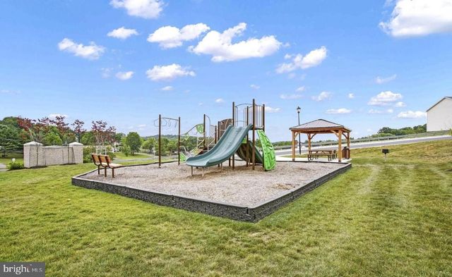 112 PADDINGTON ST, Falling Waters, WV 25419