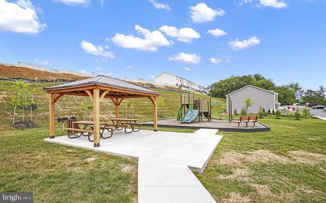 112 PADDINGTON ST, Falling Waters, WV 25419