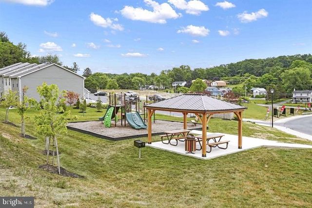 112 PADDINGTON ST, Falling Waters, WV 25419